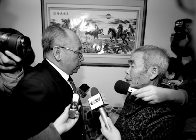 15日，內(nèi)蒙古高院副院長趙建平（左）帶隊(duì)向呼格吉勒圖父母送達(dá)再審法律文書。