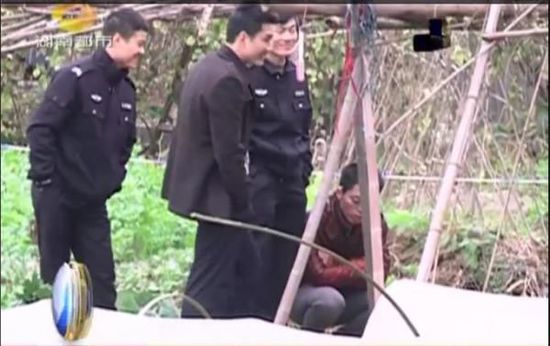 一個(gè)見習(xí)警官，一個(gè)二級(jí)警司，和一個(gè)便衣人員站在菜地里笑。