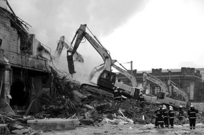 3日下午，挖掘機(jī)在現(xiàn)場(chǎng)作業(yè)。 譚青/攝