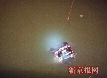 運(yùn)鈔車打撈現(xiàn)場。