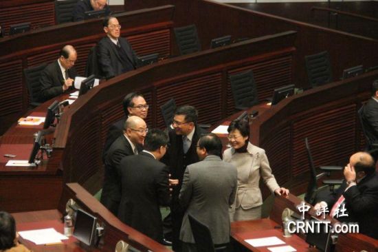 答問大會(huì)之前，港府司局長(zhǎng)等高官聚談（中評(píng)社 鄧冠英攝）