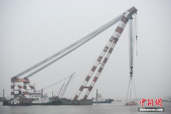  事故沉船已拖至北岸淺水區(qū)域。