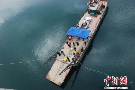 警方四次到百米深的湖中打撈被害人遺體。