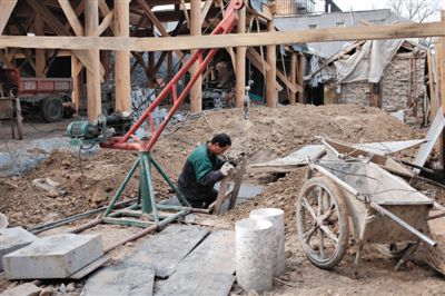 東城區(qū)北鑼鼓巷與小經(jīng)廠胡同之間一處四合院內(nèi)，工人進入已經(jīng)挖好的地下室內(nèi)施工。