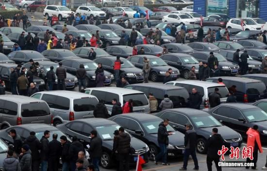 2015年1月25日，首批國家和中央機關(guān)取消的公務(wù)用車在北京亞運村汽車交易市場拍賣。106輛公務(wù)用車