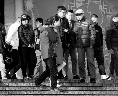 彩排后，高曉攀、尤憲超和不知名女演員聆聽馮鞏總結訓話