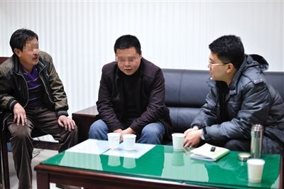 1月7日，陜西省榆林市，國家信訪局第五督查組成員王治鐸（右一）與兩名信訪人約談。 楊凱 攝