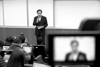 2月8日，在臺(tái)北福華會(huì)館，復(fù)興航空代表劉忠繼向媒體介紹家屬說明會(huì)溝通情況。新華社發(fā)