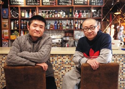 　14日，西安交通大學路66號公路咖啡館，苗阜（左）、王聲（右）兩位青年相聲演員今年將第一次登上春晚