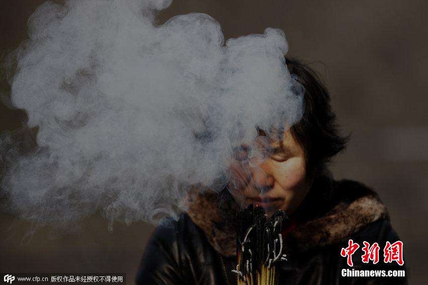 大年初五全國各地民眾燒香拜財(cái)神