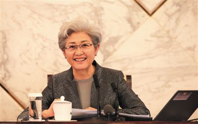 3月4日，十二屆全國人大三次會議在人民大會堂舉行新聞發(fā)布會，大會發(fā)言人傅瑩回答中外記者的提問。