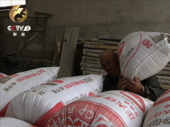 為了搶收稻米劉克升和兒子爭分奪秒十幾分鐘就裝了十幾袋大米 為了搶收稻米劉克升和兒子爭分奪秒十幾分鐘就裝了十幾袋大米