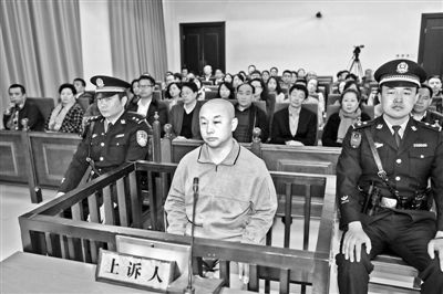 4月14日，趙志紅（前中）在庭審現(xiàn)場 供圖/新華社