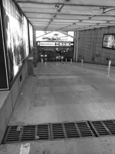 　　國貿(mào)360的地下車庫，坡陡讓人膽寒。