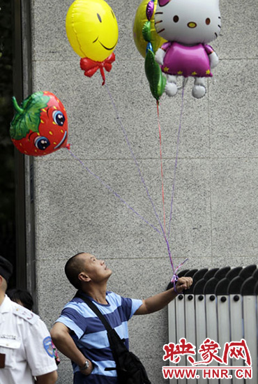 他希望你像hello kitty一樣可愛，露出笑臉。