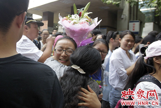 沖向你，給你一個深情的擁抱。