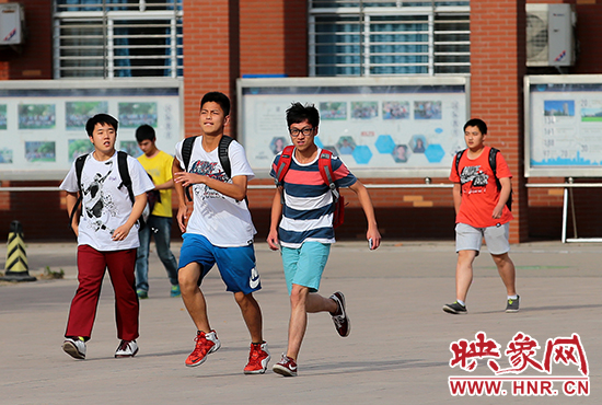 若我會見你，事隔經(jīng)年。我該何以賀你，以眼淚，以沉默?！? width=