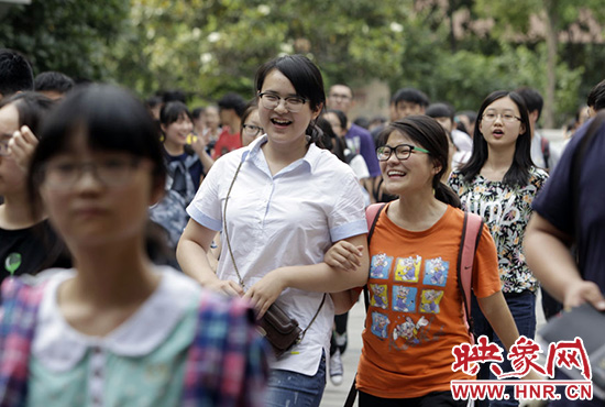 也有一種情，平日嬉笑怒罵，針鋒相對，只有別離時才會牽手擁抱。