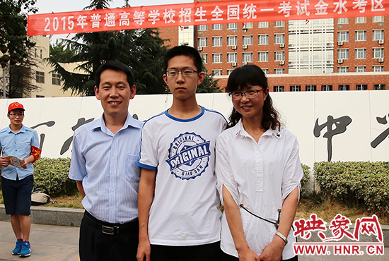 高考結(jié)束的那一刻，就意味著離別，別了曾經(jīng)的班級、老師、朋友、甚至戀人。