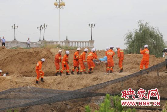 12點(diǎn)07分，又一人被抬出