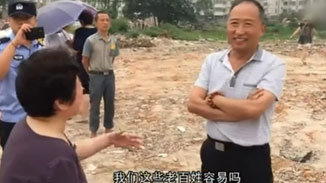 干部笑對拆遷戶 干部笑對拆遷戶