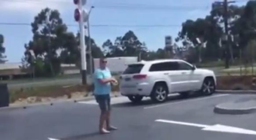 圖一：澳大利亞男子發(fā)飆的樣子被兩個兒子偷拍，并將視頻取名為“憤怒的老爹”上傳至網(wǎng)絡(luò)。