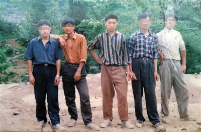 一次外出打工前，田仁信（中）與村里的伙伴合影。田仁信親屬供圖