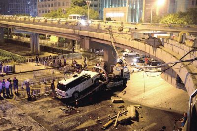 路虎車被扶正后，救援車將其拖離現(xiàn)場。