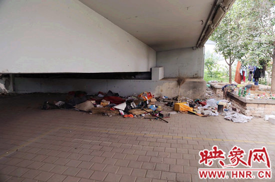 流浪漢在高架橋下居住，靠撿垃圾為生。