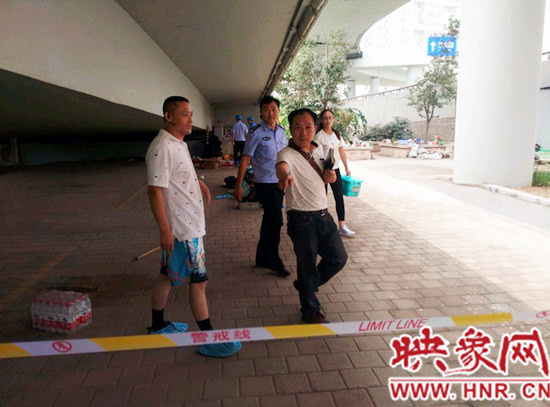 事發(fā)后，警方封鎖現(xiàn)場進行調(diào)查取證。