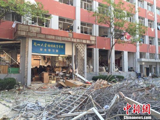 7月20日上午7點(diǎn)32分，蘭州大學(xué)醫(yī)學(xué)南校區(qū)學(xué)生公寓外一施工現(xiàn)場(chǎng)發(fā)生閃爆