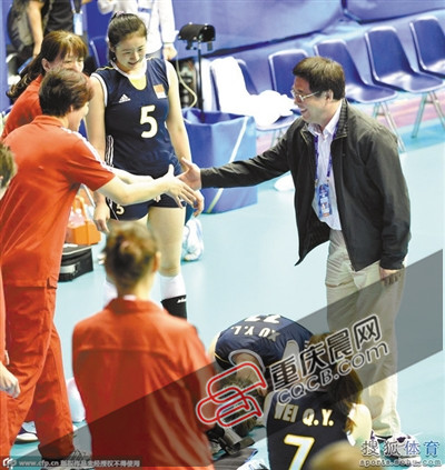 潘志琛(右)曾邀請(qǐng)郎平回歸。