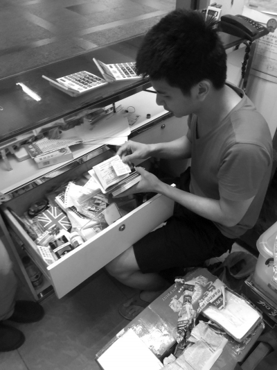 嫌疑人家的煙酒店內(nèi)暗藏地下錢莊。警方供圖