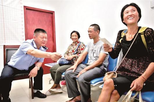 在民警的幫助下，流浪婦女右一與親人相聚