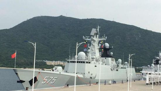 中國海軍艦艇編隊(duì)12日上午從三亞起航，參加“和平友誼-2015”中馬兩軍首次實(shí)兵聯(lián)演。