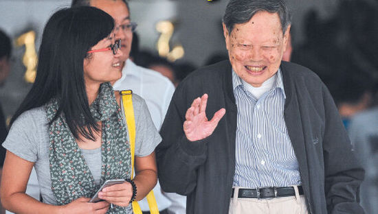 9月18日，楊振寧在合肥參觀中國科大近代物理系時接受記者采訪。記者卞世鵬/攝