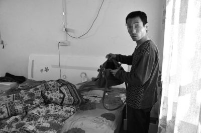 牛志忠翻看凌光輝留下的挎包。京華時報記者張恒攝