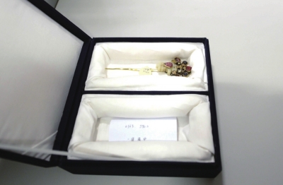 存放于匣內(nèi)的金簪華美依舊。