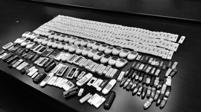 警方在行動中繳獲的地下錢莊持有的銀行卡和手機(jī)、U盾等作案工具。