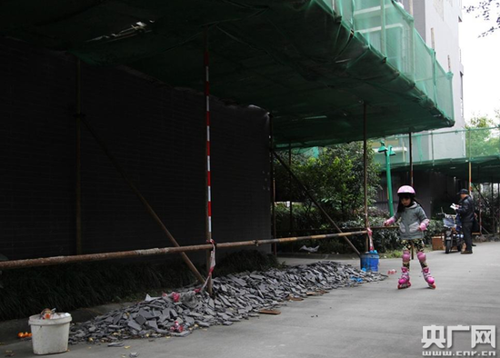 成都一小區(qū)外墻掉渣居民樓掛條幅：區(qū)長(zhǎng)您敢住嗎