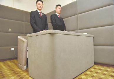 審訊室、居住室內(nèi)的桌椅板凳都進(jìn)行了軟包。