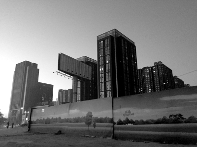 荒地西、南、北三面被2米多高的圍欄圍住。