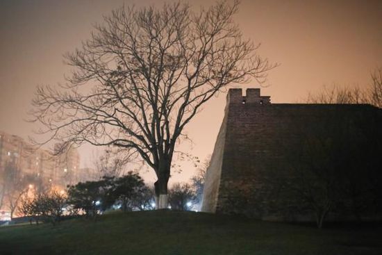 2015年12月20日，北京。霧霾之中，燈光之下的明長(zhǎng)城遺址公園。