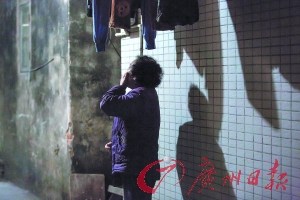 女姐在講述自己老伴幾年前在保姆的“照料”下去世的經(jīng)歷，神色悲傷。廣州日?qǐng)?bào)記者陳憂子 實(shí)習(xí)生郭嘉亮攝