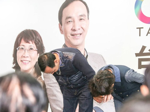 國民黨明天下午將召開臨時(shí)中常會(huì)，決定由誰擔(dān)任代理主席。圖為朱立倫與王如玄上午到競選總部，向支持自己競選的志工們一一致意，感謝他們的陪伴。圖片來源：臺(tái)灣《聯(lián)合報(bào)》