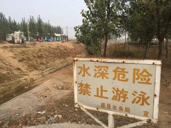 2015年10月20日，記者在河北省威縣看到，橋下河流早已干涸，除了土和石頭，什么都沒(méi)有。 新華社記者郭雅茹 攝