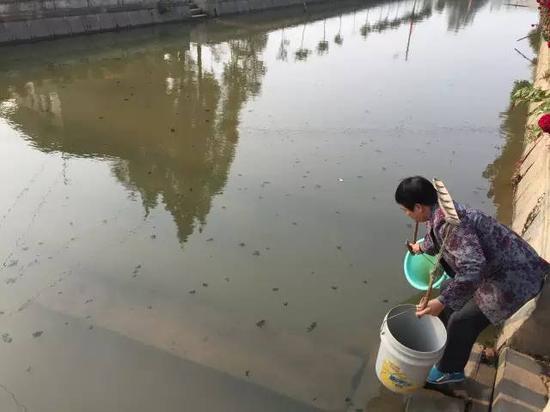 洞庭湖缺水，2015年11月，湖南省南縣石壩村肖喜福老人家中面臨的水質(zhì)型缺水難題。地下水不能喝，只能到被污染的河溝里挑水喝。新華社記者周楠攝