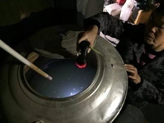 洞庭湖缺水，2015年11月，湖南省南縣石壩村肖喜福老人家中面臨的水質(zhì)型缺水難題。近20多年來(lái)，家里打了兩次深井，如圖所示，井水呈乳白色，鐵錳嚴(yán)重超標(biāo)，無(wú)法飲用。新華社記者周楠攝