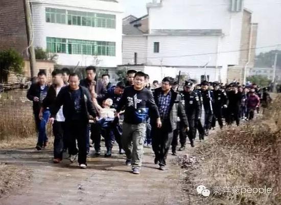 聶露勇被抓獲時(shí)畫面。