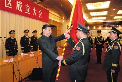 習(xí)近平將軍旗授予北部戰(zhàn)區(qū)司令員宋普選、政治委員褚益民。